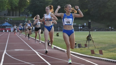 Luisa Frehner (vorne) freut sich über ihre 800-m-Leistung und den zweiten Platz. (Foto: Jörg Behrendt)