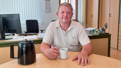 Bürgermeister Johannes Hudezeck an seinem Arbeitsplatz. Kaffee trinkt er gerne und bereitet ihn selbst schon mal „militärisch” zu. „Meistens schmeckt er dann”, schmunzelt er. (Foto: Anita Dlugoß)