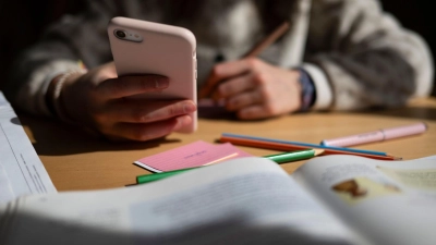 Einer neuen Umfrage zufolge gibt es eine breite Mehrheit für Einschränkungen der Nutzung von privaten Handys an Schulen. (Foto: Marijan Murat/dpa)
