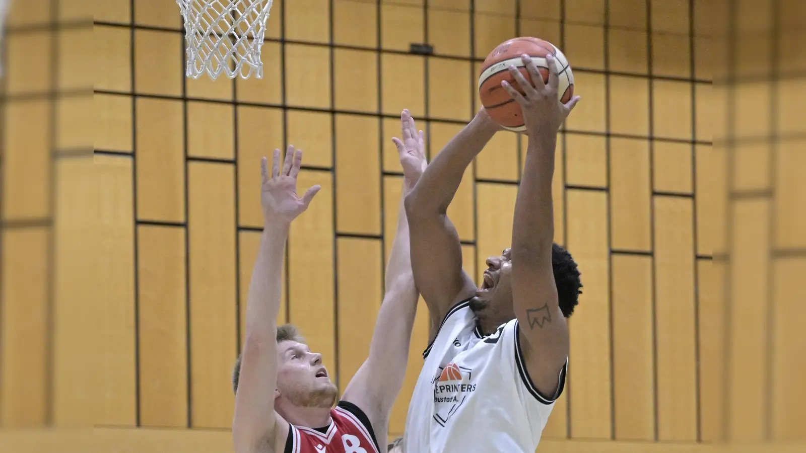 Dem Neustädter Aaron Lachner (rechts, hier gegen Leitershofen) gelangen in Neumarkt fünf Dreier im 1. Viertel. (Foto: Martin Rügner)