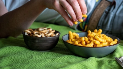 Heißhungerspirale: Chips enthalten Kohlenhydrate, die der Körper leicht und schnell verwerten kann. Das lässt den Blutzuckerspiegel rasch ansteigen - und dann wieder absinken. (Foto: Laura Ludwig/dpa-tmn)