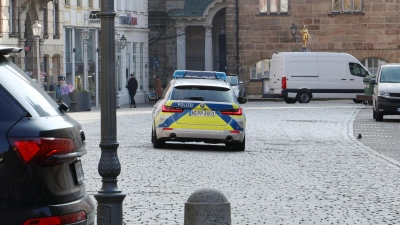 Auch im Rahmen einer Fahndung mit mehreren Streifen in Ansbach konnte der 19-Jährige bislang nicht gefunden werden. (Symbolbild: Johannes Hirschlach)