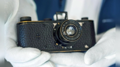 Ein über 100 Jahre alter Prototyp einer Leica-Kleinbildkamera ist bei einer Auktion für 7,2 Millionen Euro versteigert worden. (Foto: Andreas Arnold/dpa)