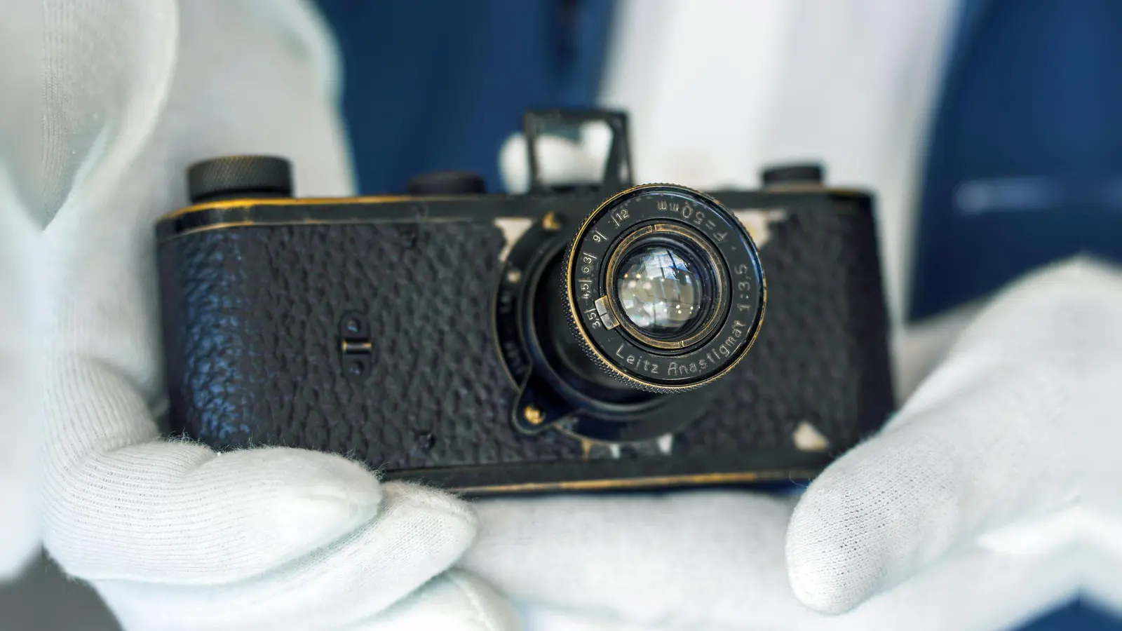Ein über 100 Jahre alter Prototyp einer Leica-Kleinbildkamera ist bei einer Auktion für 7,2 Millionen Euro versteigert worden. (Foto: Andreas Arnold/dpa)