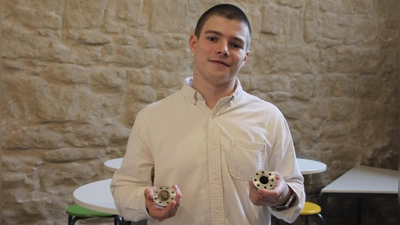 Ben Scheitl könnte mit seiner Arbeit die Wiederverwendung von Kunststoffen revolutionieren. (Foto: Robert Maurer)