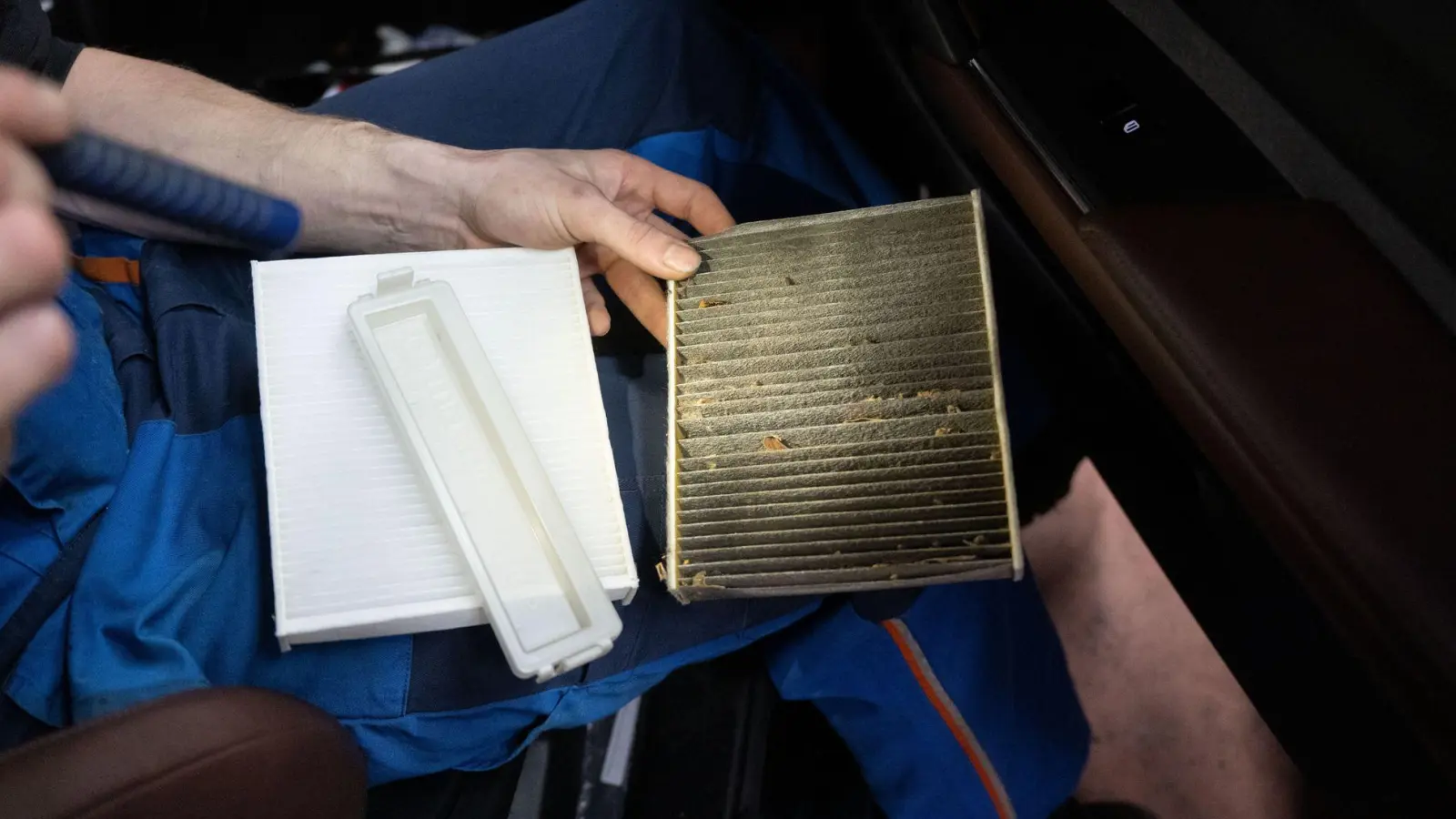 Regelmäßiger Wechsel empfohlen: Der Innenraumfilter sollte jährlich oder nach 15.000 bis 20.000 Kilometern ausgetauscht werden, idealerweise im Frühling. (Foto: Marijan Murat/dpa/dpa-tmn)