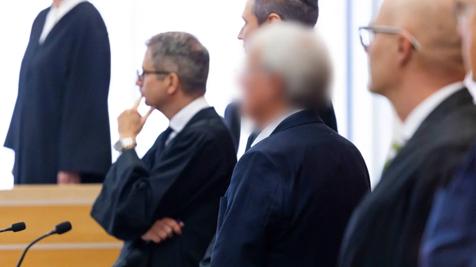 Ein weiterer größerer Prozess zur VW-Dieselaffäre hat in Braunschweig begonnen. Die Verlesung der Anklageschrift verzögerte sich aber.  (Foto: Michael Matthey/dpa)