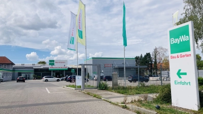 Die Einfahrt zum großen BayWa-Markt: Wenn sich kein Investor findet, schließt der Markt Ende November. Grundstückseigentümer und Verpächter Stephan Pehl arbeitet intensiv an einer Lösung. (Foto: Clarissa Kleinschrot)
