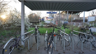 Selbst in den Abendstunden sind die vorhandenen Abstellplätze am S-Bahn-Halt Sachsen noch gut belegt. Deshalb will die Gemeinde nachrüsten. (Foto: Andrea Walke)