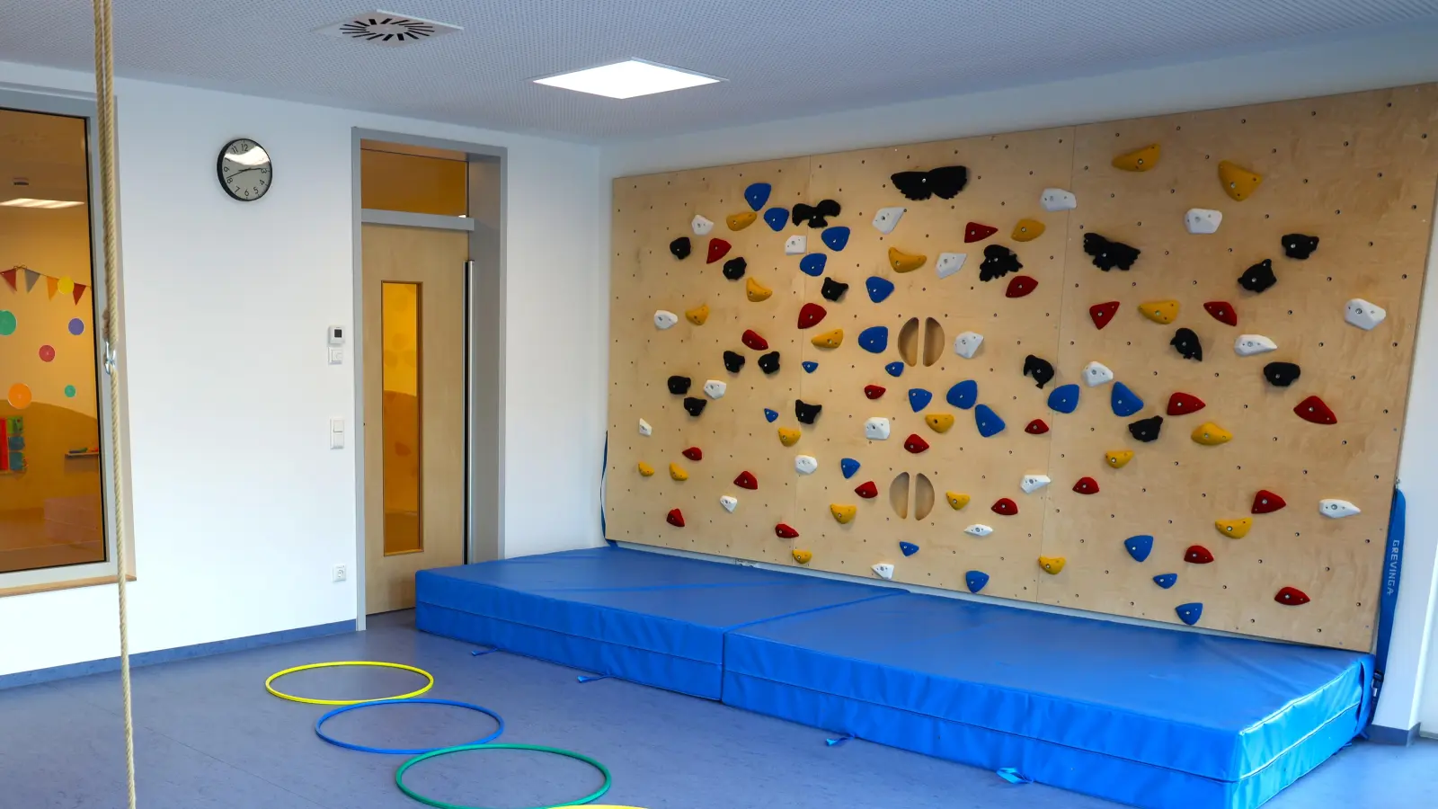 Der neue Turnraum mit Kletterwand lädt zur sportlichen Betätigung ein. (Foto: Marie Schindler)