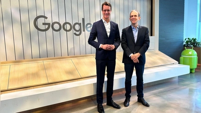 NRW-Ministerpräsident Hendrik Wüst bei einer Reise durch Kalifornien an der Seite von Google-Manager Kent Walker im April 2024 - nun haben sie sich in Berlin wiedergetroffen. (Foto: Stella Venohr/dpa)