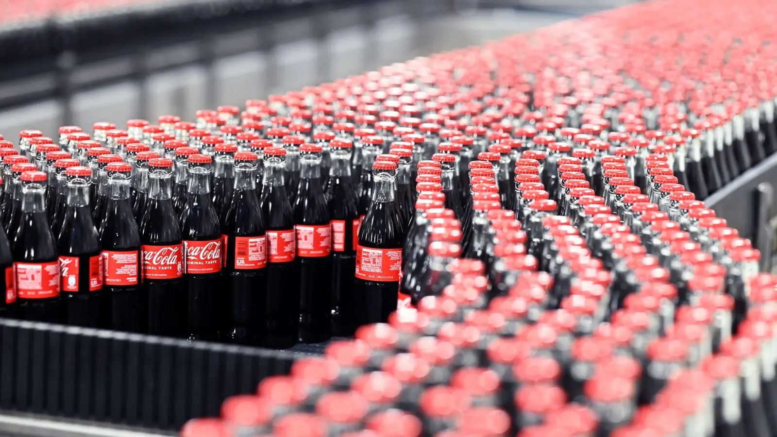 Coca-Cola ist bei vielen Verbrauchern in Deutschland beliebt. (Foto: Uli Deck/dpa)