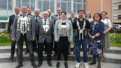 Die Gaukönige mit Marschällen im Kreis von Bernhard Schurz, Wolfgang Lampe (beide links) sowie Landratsvizin Ruth Halbritter und Schützenmeisterin Susanne Kern (beide rechts). (Foto: xm)