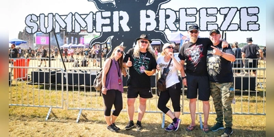 Jürgen Konsolke (Zweiter von rechts) ist Bürgermeister von Dürrwangen und Metal-Fan. Die Begeisterung für Summer Breeze begann aber zufällig. (Foto: Martina Haas)