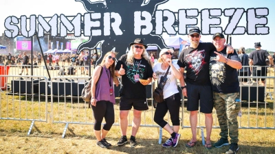 Jürgen Konsolke (Zweiter von rechts) ist Bürgermeister von Dürrwangen und Metal-Fan. Die Begeisterung für Summer Breeze begann aber zufällig. (Foto: Martina Haas)