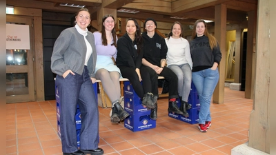 Brigitte Orf vom Stadtmarketing und die Unternehmerinnen Paulina Schehack, Anja Alt, Laura Reck, Marietta Jakob und Jacqueline Bratke (von links) blickten auf drei Monate Pop-Up-Store zurück. (Foto: Stefan Neidl)