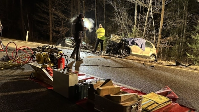 Beamte der Polizeiinspektion Feuchtwangen und ein Gutachter führen die Unfallaufnahme durch. (Foto: Gudrun Bayer)