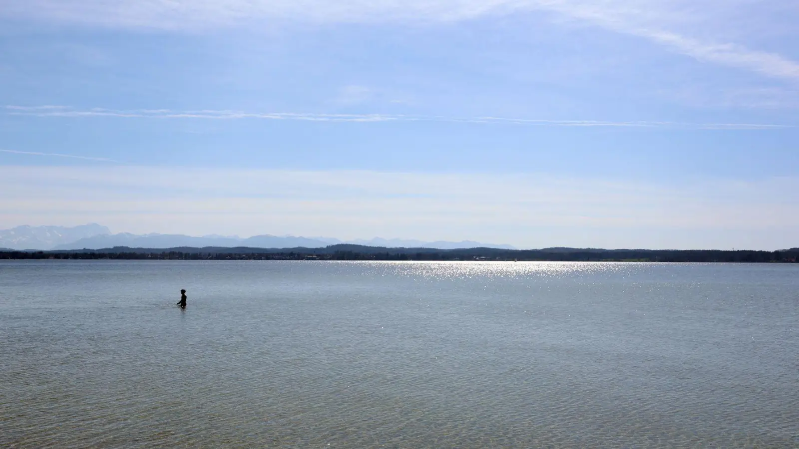 Die Frau wurde aus dem Starnberger See gerettet. (Symbolbild) (Foto: Karl-Josef Hildenbrand/dpa)