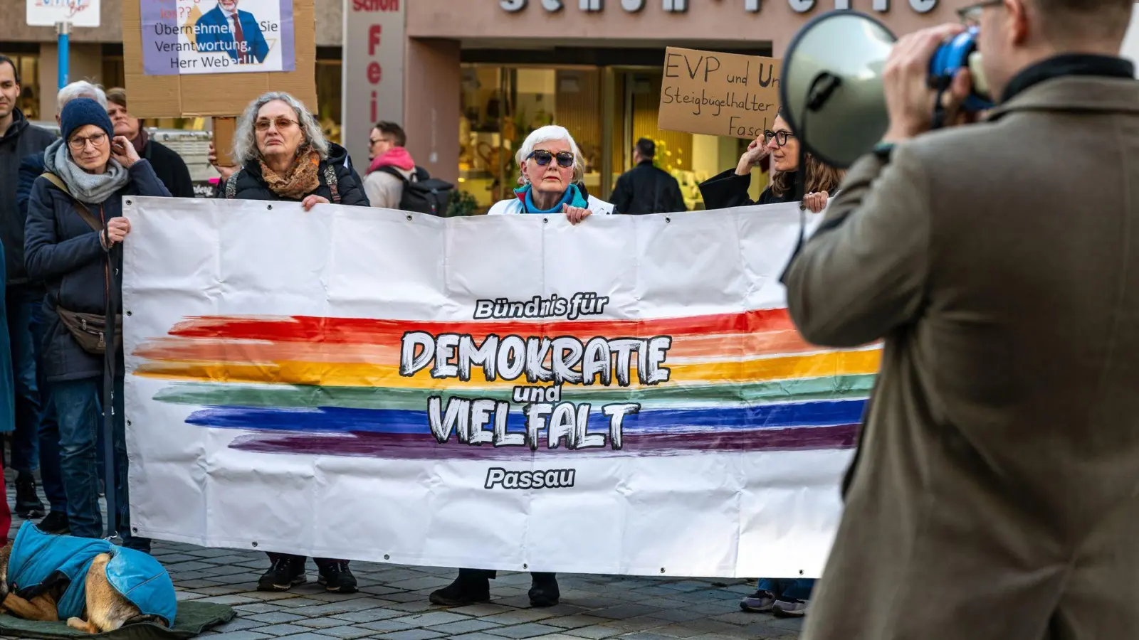 Demonstration des „Passauer Bündnisses für Demokratie und Vielfalt“ protestierten gegen EVP-Chef Weber und eine Zusammenarbeit der EVP mit der AfD im EU-Parlament. (Foto: Armin Weigel/dpa)