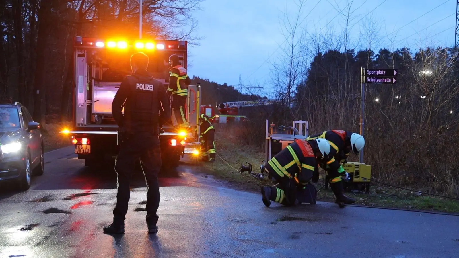 Die Polizei sperrte den Tatort im niedersächsischen Bramsche weiträumig ab. (Foto: Heinz-Jürgen Reiss/Nord-West-Media TV /dpa)