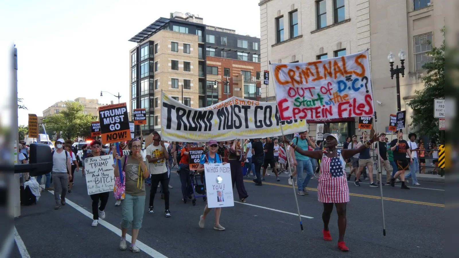 Nach Trumps Dekret regt sich erster Protest in der Hauptstadt. (Foto: Luzia Geier/dpa)