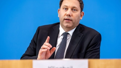 Der Finanzminister legt einen unfertigen Entwurf vor. (Foto: Michael Kappeler/dpa)