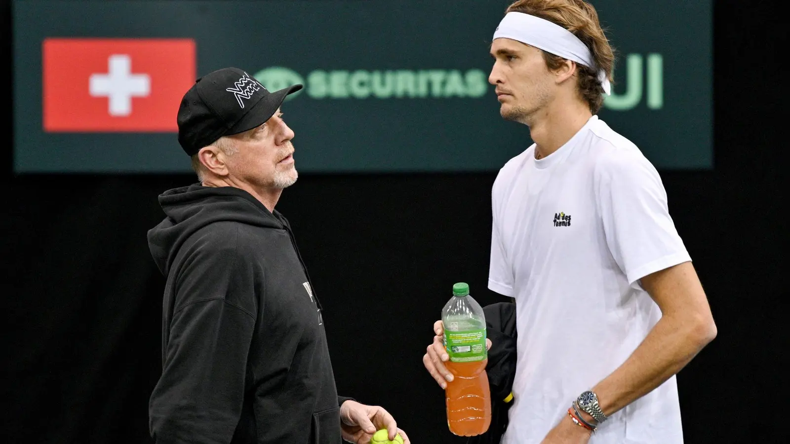 Boris Becker sieht den Druck auf Alexander Zverev steigen. (Foto: Harald Tittel/dpa)