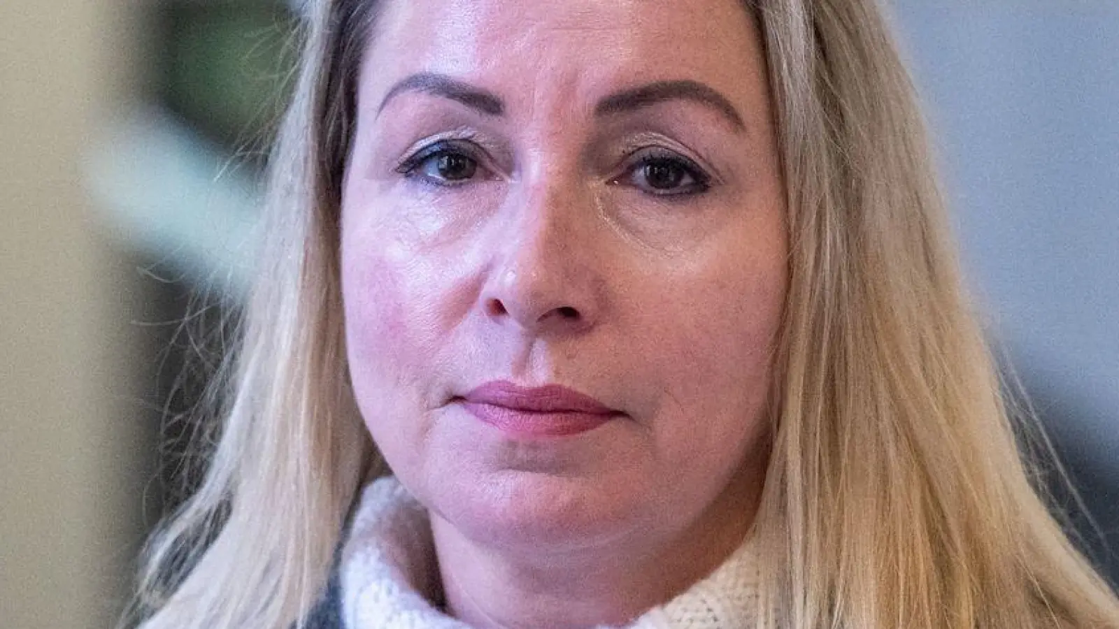 Zeugin im Champagner-Prozess: Nicole Bock trank im Februar 2022 ahnungslos aus einem Champagner-Glas, in dem sich die Droge MDMA befand. Sie schwebte danach in Lebensgefahr und kämpft bis heute mit den körperlichen und psychischen Folgen.  (Foto: Armin Weigel/dpa)