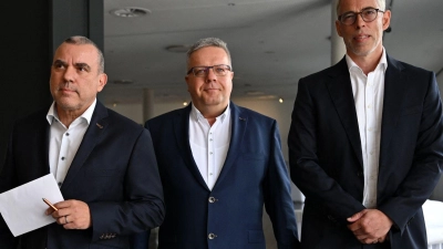 Die drei Abgeordneten Stefan Wogawa, Dirk Hoffmeister und Roberto Kobelt haben nach eigenen Angaben eine neue Partei gegründet. (Foto: Martin Schutt/dpa)