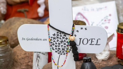 Der kleine Joel war im September mit schwersten Stichverletzungen in einem Gebüsch gefunden worden. (Foto: Stefan Sauer/dpa)