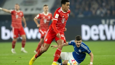 Der erst 19-jährige Jamal Musiala (M) bestritt heute sein 100. Pflichtspiel für den FC Bayern. (Foto: Bernd Thissen/dpa)