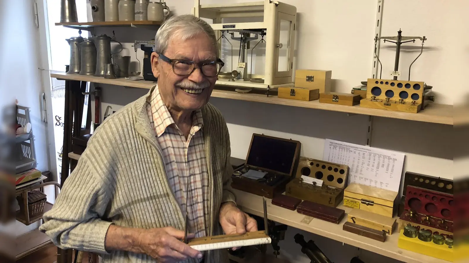 Johannes Schlender inmitten der umfangreichen Sammlung. (Foto: Johannes Flierl)