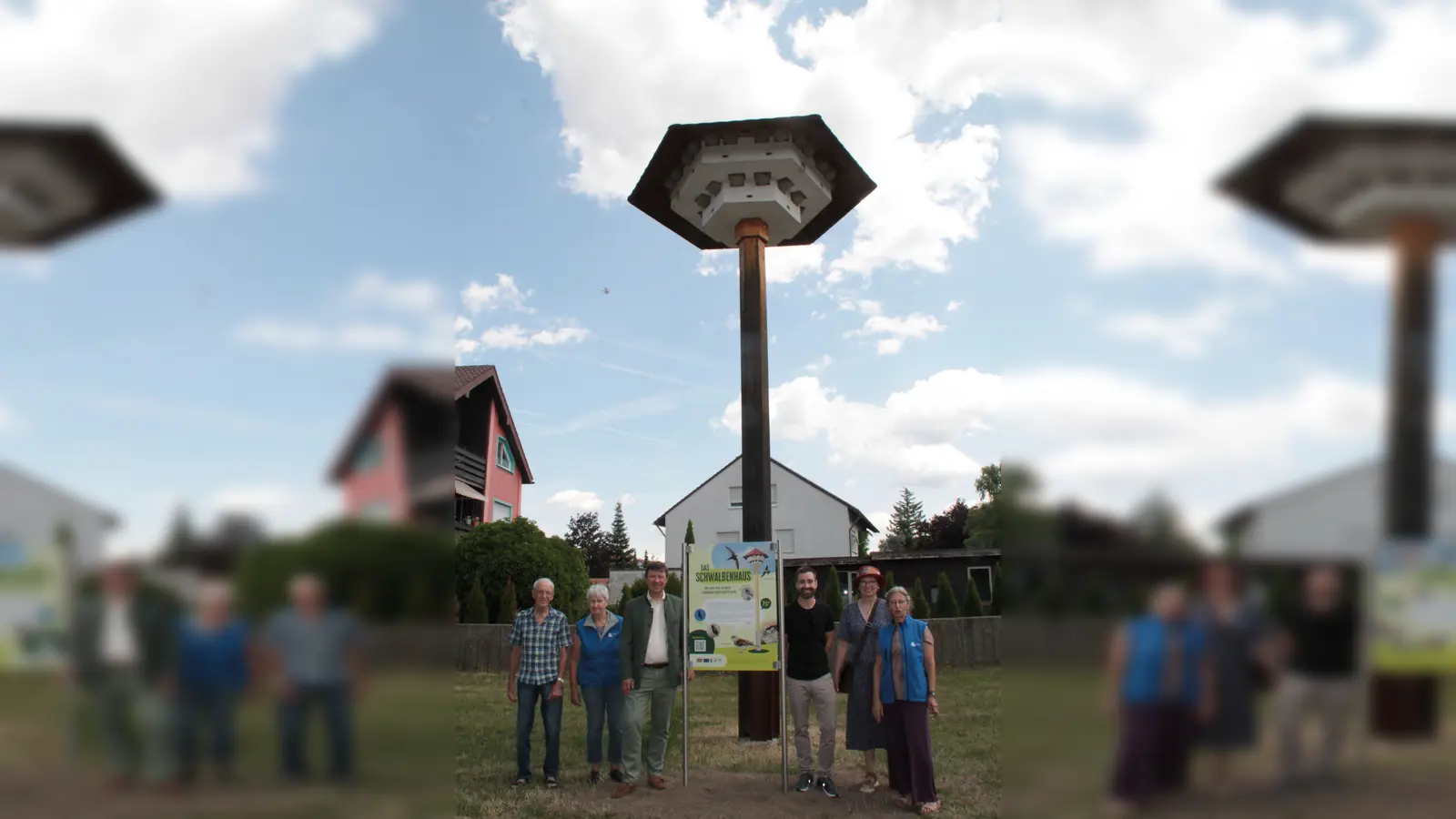 Die Infotafel am Schwalbenhaus steht und wurde eingeweiht durch (von links): Erich Taube, Hanne Weiß, Jürgen Heckel, Sebastian Göttfert, Anne Billenstein und Margareta Loscher. (Foto: Hans-Bernd Glanz)