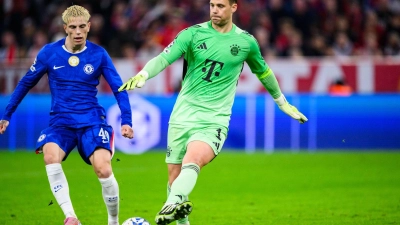 Manuel Neuer (r) in Aktion bei seinem 100. Sieg in der Champions League. (Foto: Tom Weller/dpa)