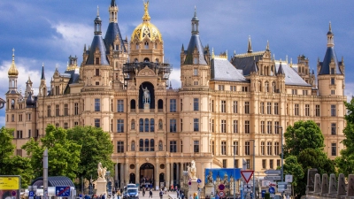 Das Bundesland Mecklenburg-Vorpommern möchte sich von US-Tech-Konzernen wie Microsoft stärker unabhängig machen.  (Foto: Jens Büttner/dpa)