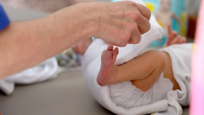 Ab mit der Windel - und dann rein in den passenden Container: Die Kopenhagener recyceln künftig auch Baby-Müll. (Symbolbild) (Foto: Hendrik Schmidt/dpa)
