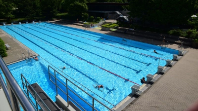 Von oben gut zu sehen: Einige Schwimmerinnen und Schwimmer ziehen im Freibad ganz in Ruhe ihre Bahnen; fotografiert wurde vom Fünf-Meter-Turm. (Foto: Irmeli Pohl)