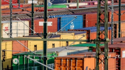 Güterzugwaggons warten auf den Gleisen des Rangierbahnhofs Maschen auf die Abfertigung. Steigende Trassenpreise bereiten auch der Deutschen Bahn Sorge. (Foto: Axel Heimken/dpa)