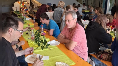 Nach dem „völkerverbindenden Backen“ durften die Pizzen auch genossen werden. (Foto: Ralf Lischka)