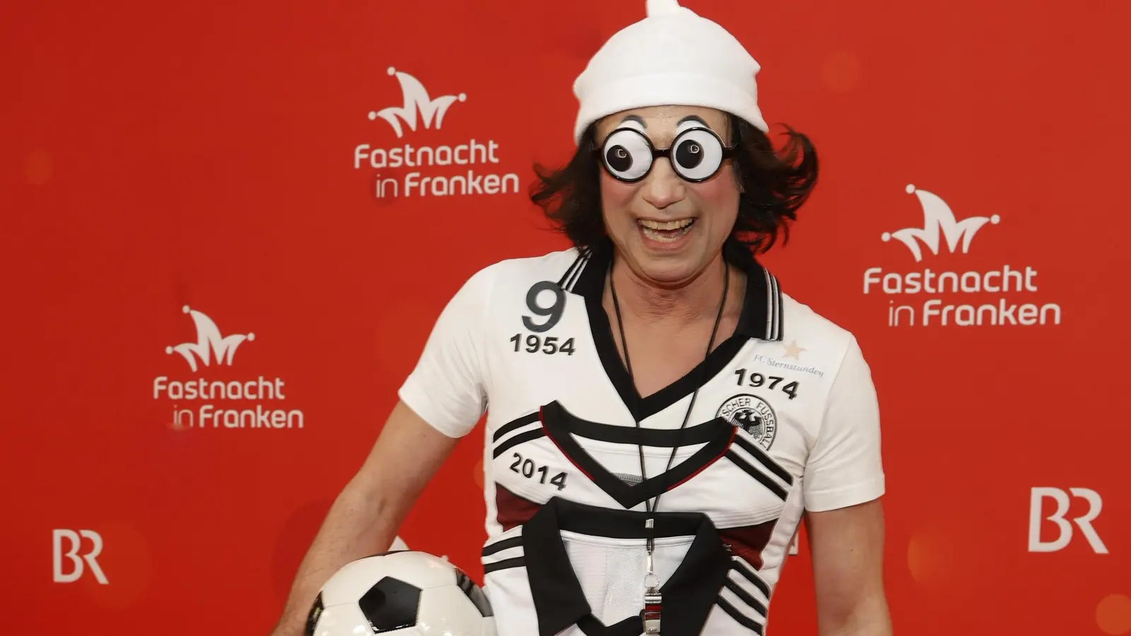 Sportelt als Mainzelmännlein über den Roten Teppich: Thorsten Glauber, bayerischer Minister für Umwelt und Verbraucherschutz. (Foto: Reinhard Zichy)