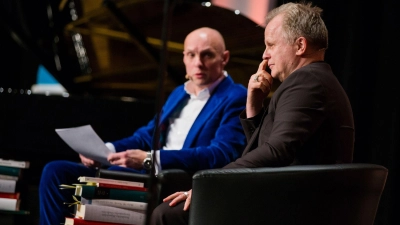 Verbindet eine lange Freundschaft und Zusammenarbeit: Schon 2015 saßen  Michael Lentz und Herbert Grönemeyer zusammen auf der Bühne und sprachen über die Texte des Musikers, damals bei der Lit.Cologne. (Foto: picture alliance / dpa)