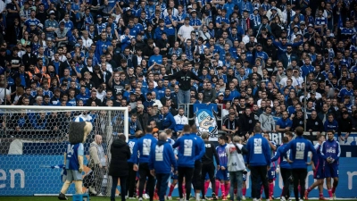 Schalker Fans pfeifen die Mannschaft aus. (Foto: Fabian Strauch/dpa)