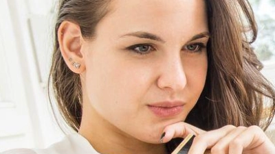 Einfach von der Couch zu Hause über den Laptop oder unterwegs mit dem Smartphone zu shoppen, ist für uns zu einer Selbstverständlichkeit geworden. Aber wie geht das nachhaltiger? (Foto: Christin Klose/dpa-tmn)