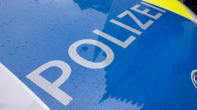 Die Kriminalpolizei ermittelt gegen einen Musiklehrer, der Schülerinnen heimlich unter den Rock gefilmt haben soll. (Symbolbild) (Foto: Peter Kneffel/dpa)