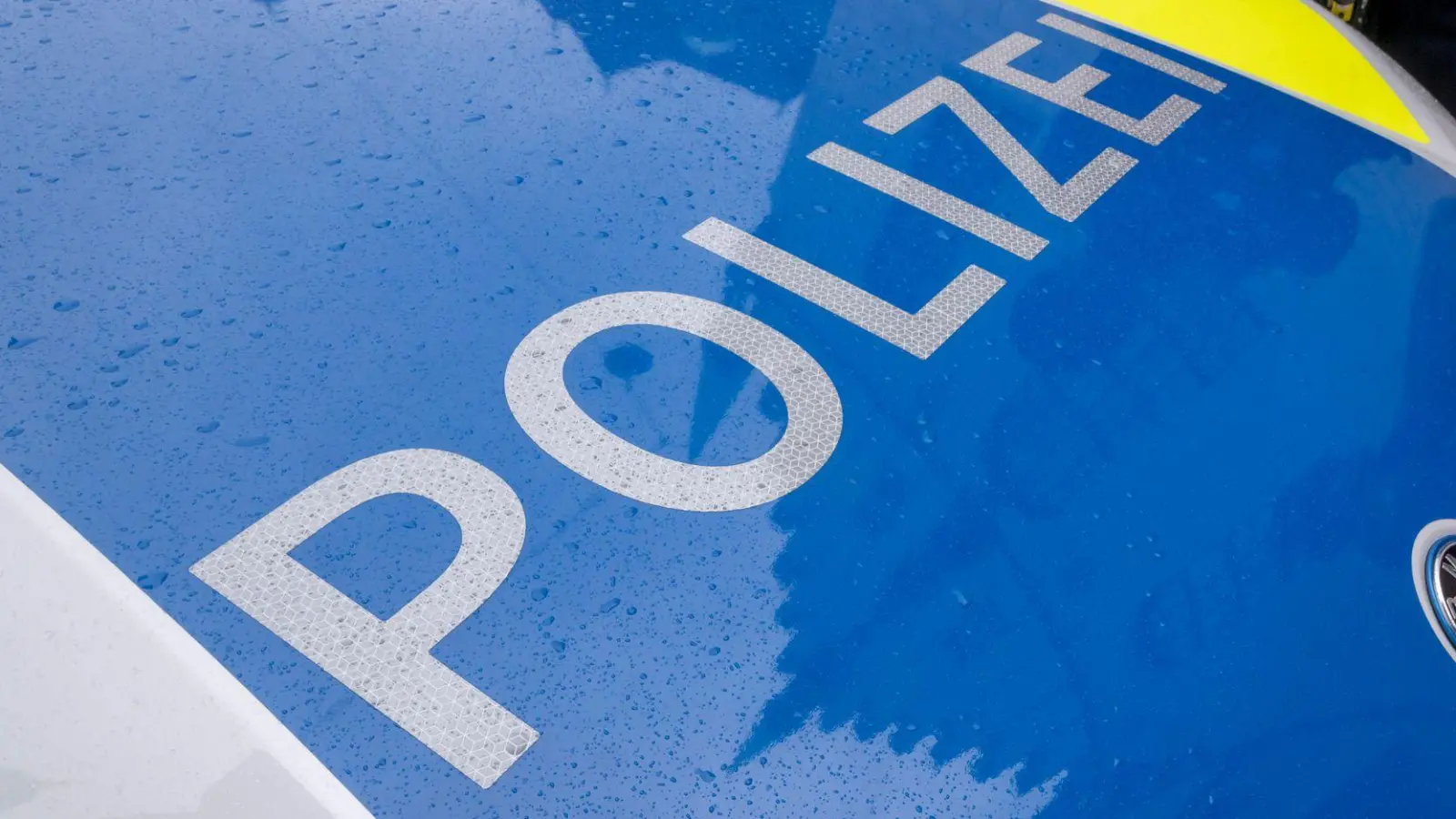 Die Kriminalpolizei ermittelt gegen einen Musiklehrer, der Schülerinnen heimlich unter den Rock gefilmt haben soll. (Symbolbild) (Foto: Peter Kneffel/dpa)