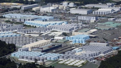 Die Tanks mit dem Kühlwasser auf dem Gelände der japanischen Atomruine Fukushima. (Foto: Uncredited/Kyodo News/AP/dpa)