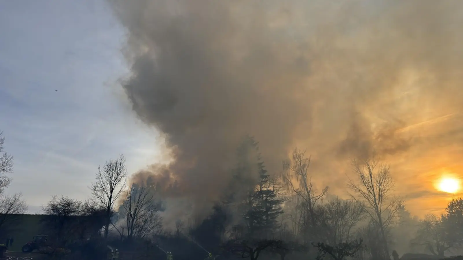 Rauch zog in Richtung Ansbach, eine Gefahr für die Bevölkerung bestand aber laut Polizei und Feuerwehr nicht. (Foto: Evi Lemberger)