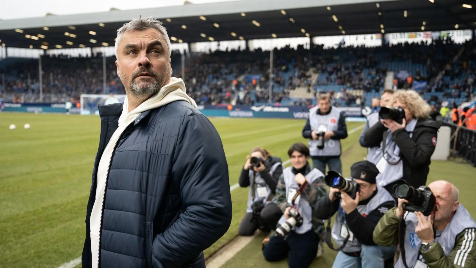 Thomas Reis im Ruhrstadion: Der frühere Bochum- und Schalke-Coach traut dem VfL eine Überraschung gegen die Bayern zu. (Foto: Bernd Thissen/dpa)