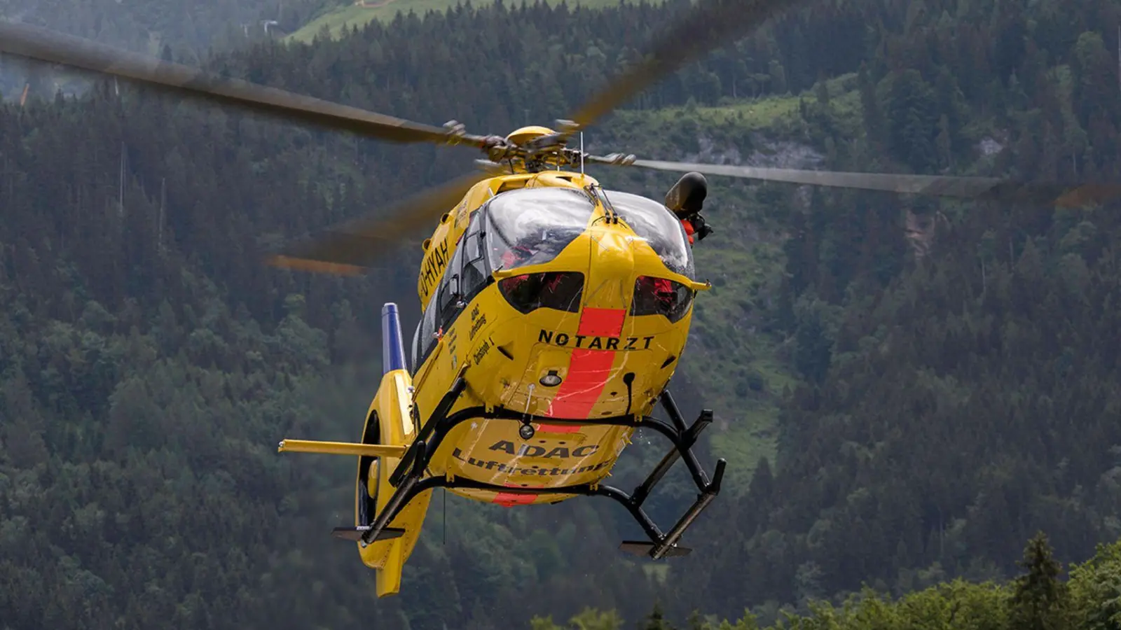 Mit einem Rettungshubschrauber ist der schwer verletzte Rennradfahrer in ein Krankenhaus nach Salzburg gebracht worden. (Symbolbild) (Foto: Markus Leitner/BRK BGL/dpa)