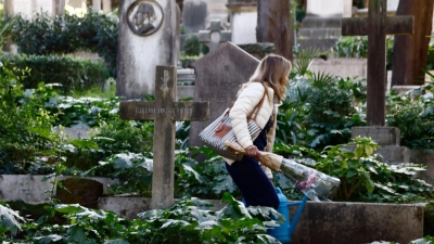 Sechs Beschäftigte des Mailänder Bestattungsamtes sollen Schmuck von Leichen entwendet haben. (Archivbild) (Foto: Cecilia Fabiano/LaPresse/AP/dpa)